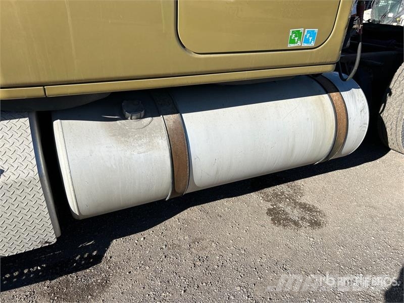 Freightliner Cascadia 125 6x4 T/A Sleeper Truck Tractor Тягачі