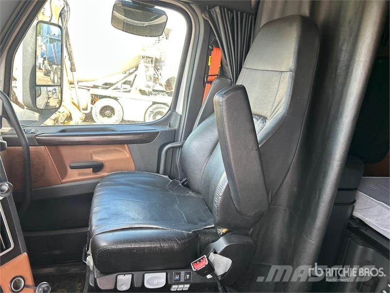 Freightliner Cascadia 126 6x4 T/A Sleeper Truck Tractor Vilcēji