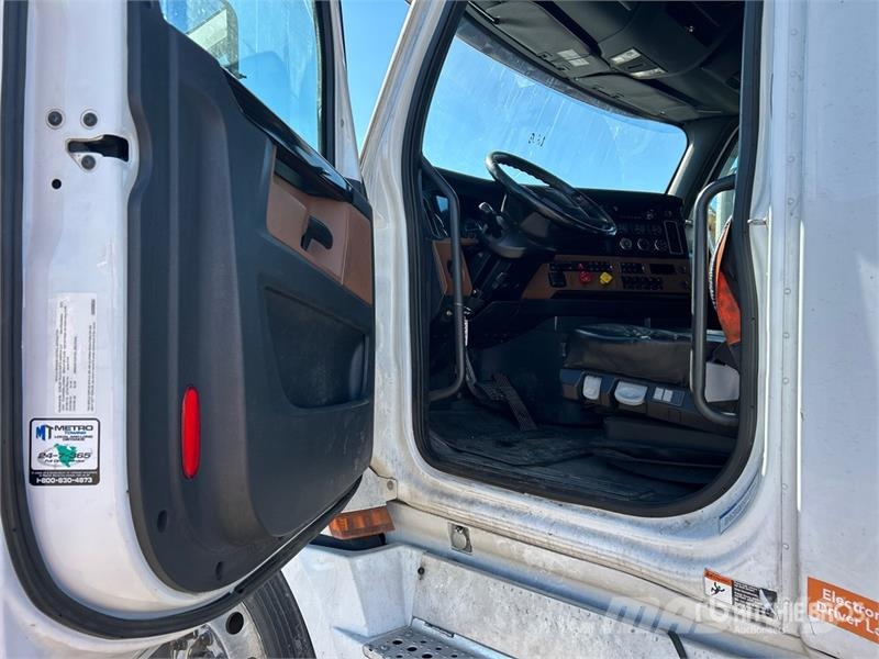 Freightliner Cascadia 126 6x4 T/A Sleeper Truck Tractor Sattelzugmaschinen