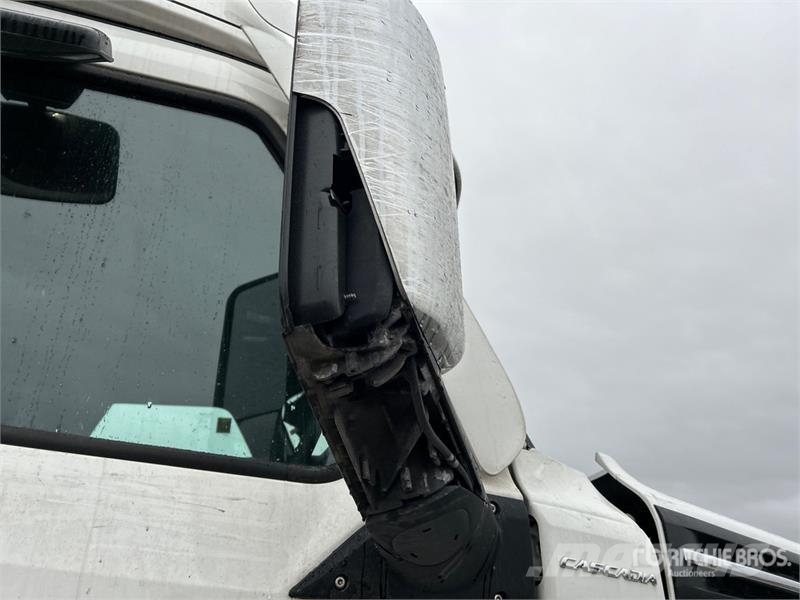 Freightliner Cascadia 126 T/A Sleeper Truck Tractor Tractor Units