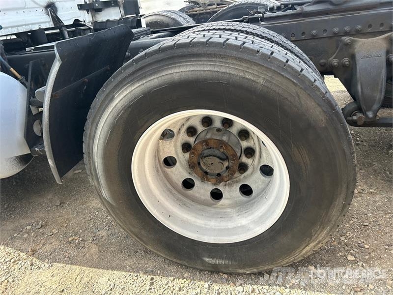 Freightliner Cascadia 125 6x4 T/A Sleeper Truck Tractor (Inoper Sattelzugmaschinen