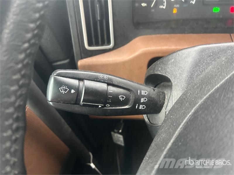 Freightliner Cascadia 126 T/A Sleeper Truck Tractor Tractor Units