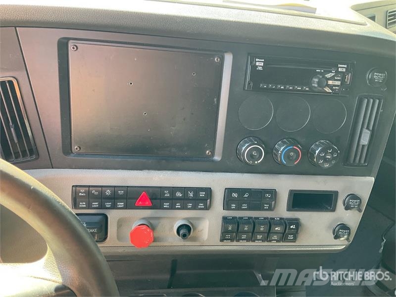 Freightliner Cascadia 126 6x4 T/A Sleeper Truck Tractor (Inoper وحدات الجر