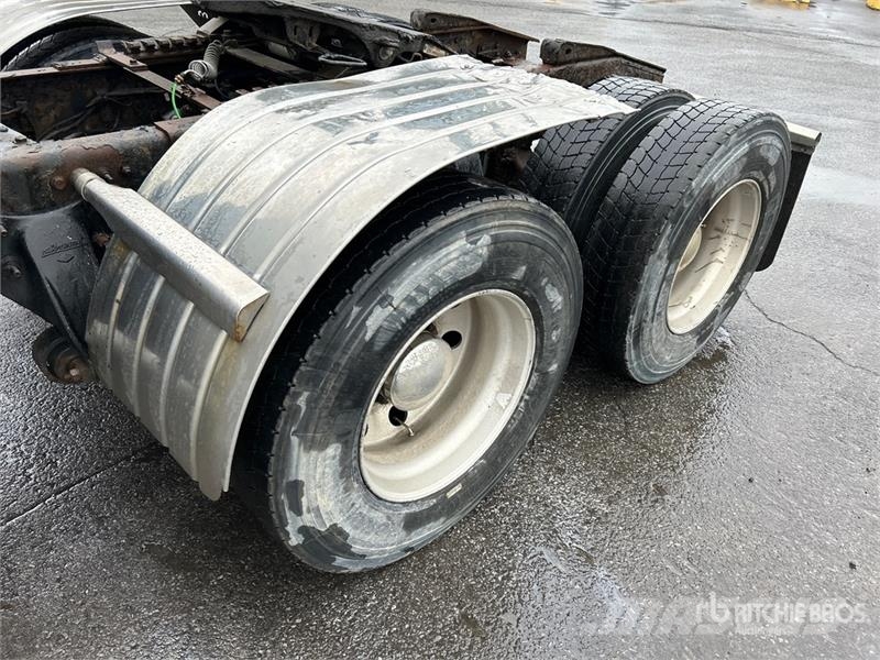 Freightliner Cascadia 126 6x4 T/A Sleeper Truck Tractor Tegljači