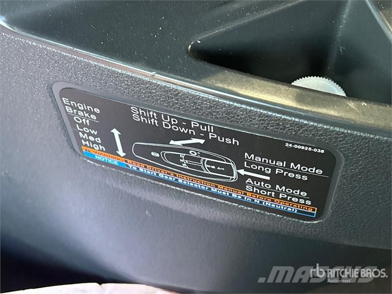 Freightliner Cascadia 126 6x4 T/A Sleeper Truck Tractor Седельные тягачи