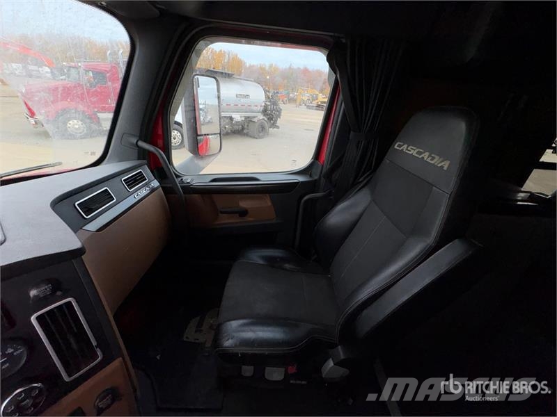 Freightliner Cascadia 126 6x4 T/A Sleeper Truck Tractor Truck Tractor Units