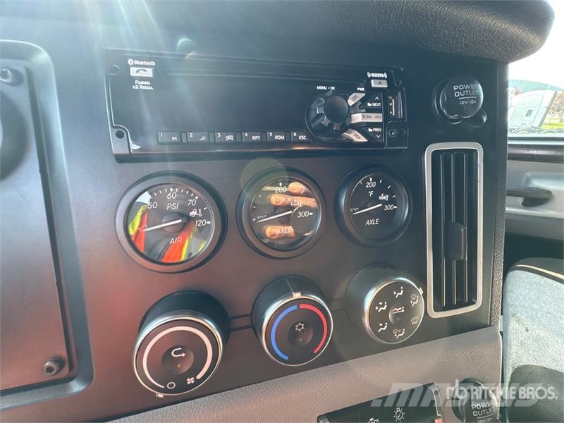 Freightliner Cascadia 126 6x4 T/A Sleeper Truck Tractor Tegljači