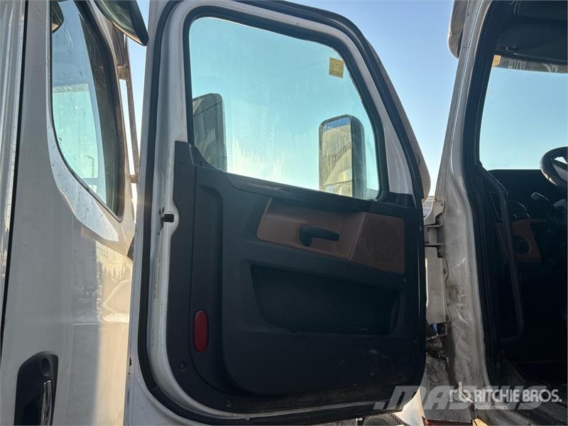 Freightliner Cascadia 126 6x4 T/A Sleeper Truck Tractor Vlačilci
