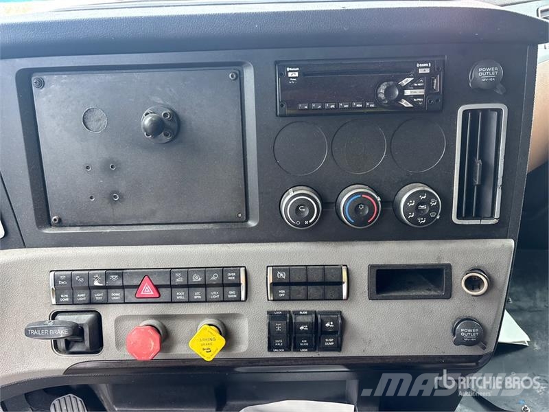 Freightliner Cascadia 126 6x4 T/A Sleeper Truck Tractor (Inoper Autotractoare