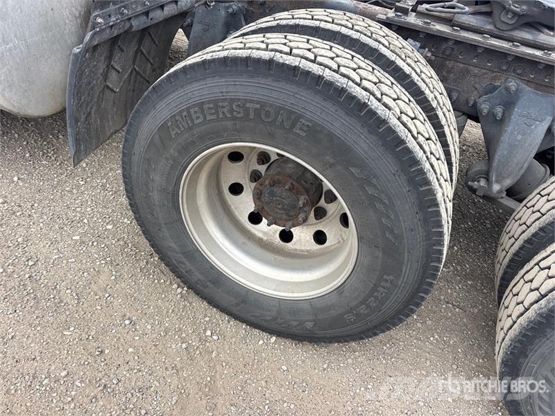 Freightliner Cascadia 126 6x4 T/A Sleeper Truck Tractor Тягачі