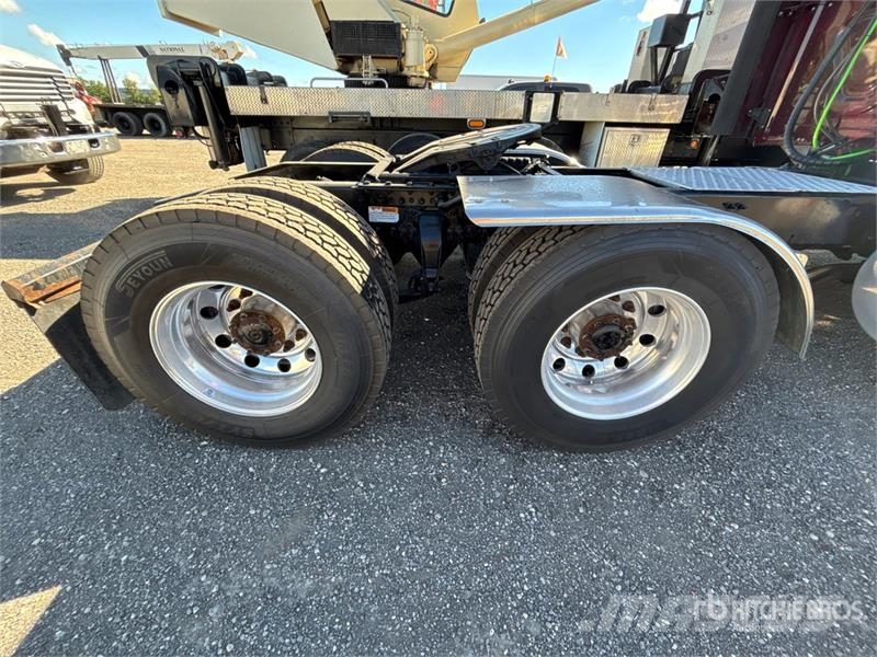Freightliner Cascadia 126 6x4 T/A Sleeper Truck Tractor Vetopöytäautot