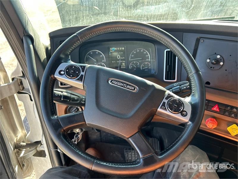 Freightliner Cascadia 126 6x4 T/A Sleeper Truck Tractor Sattelzugmaschinen