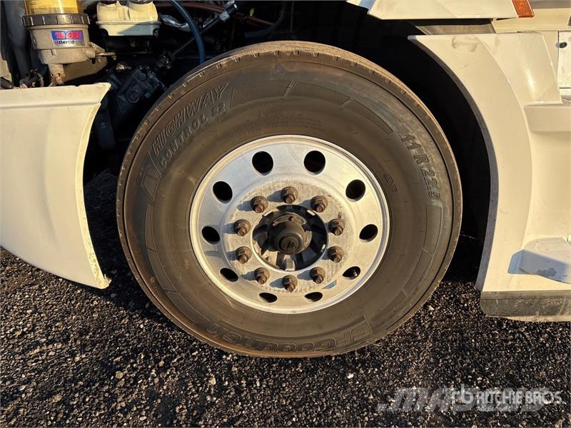 Freightliner Cascadia 126 6x4 T/A Sleeper Truck Tractor Седельные тягачи
