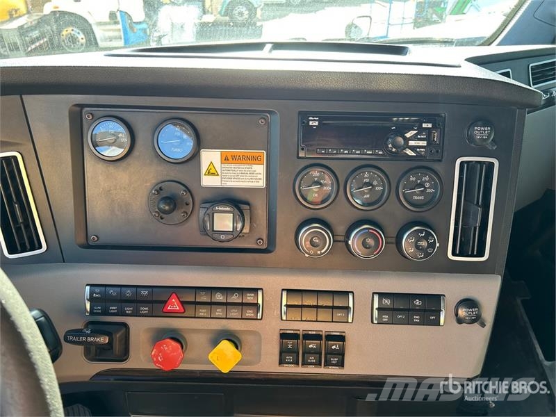 Freightliner Cascadia 126 6x4 T/A Sleeper Truck Tractor Tractor Units