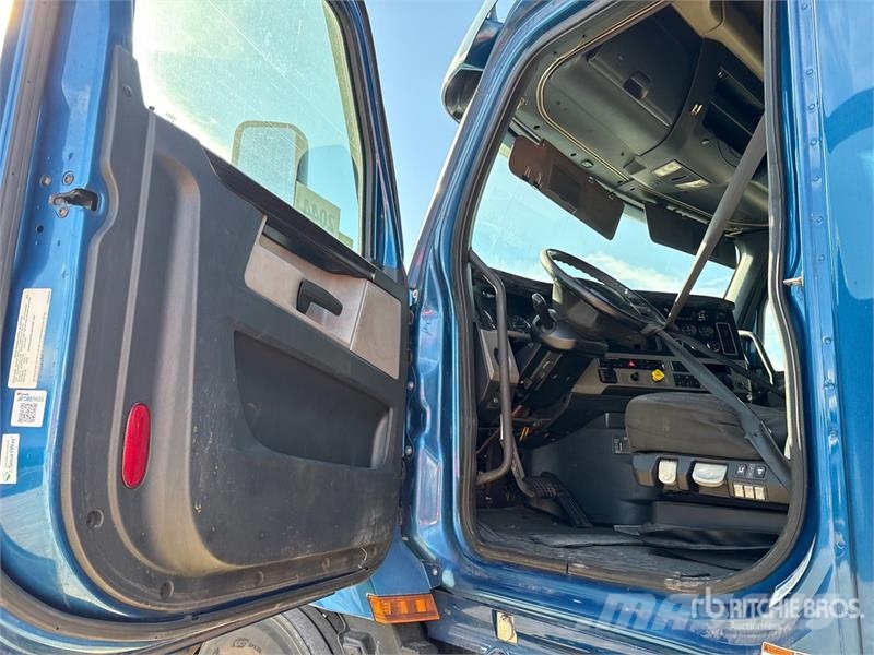 Freightliner Cascadia 126 6x4 T/A Sleeper Truck Tractor (Inoper Sattelzugmaschinen