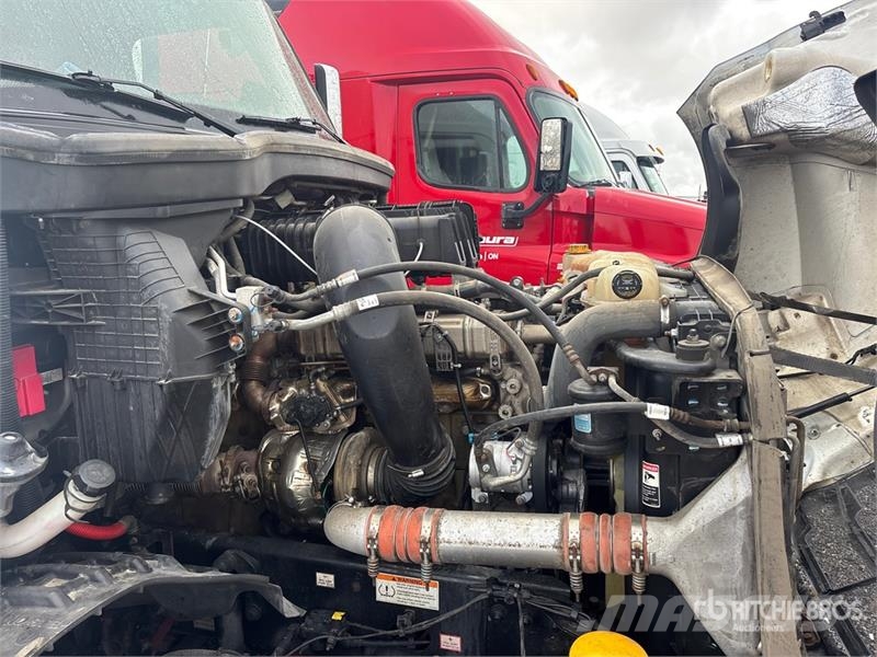 Freightliner Cascadia 126 T/A Sleeper Truck Tractor Tegljači