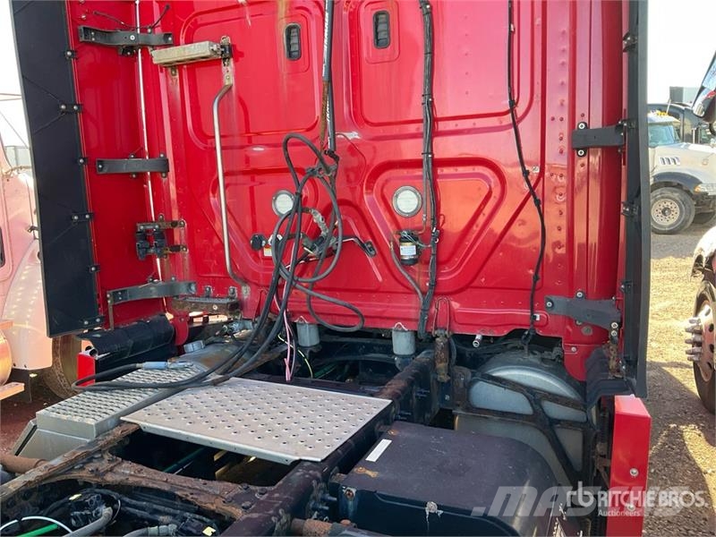 Freightliner Cascadia 126 6x4 T/A Sleeper Truck Tractor (Inoper وحدات الجر