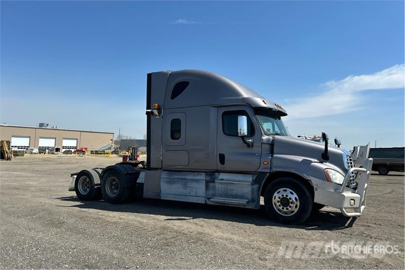 Freightliner Cascadia 125 6x4 T/A Sleeper Truck Tractor Tegljači
