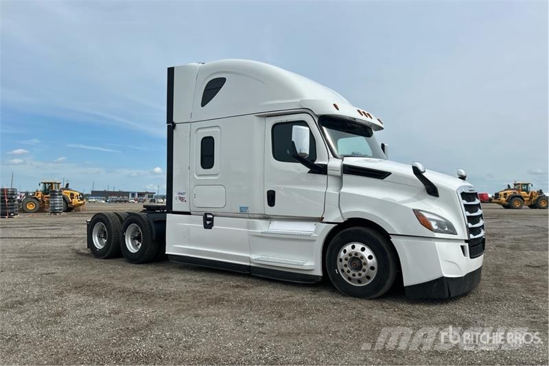 Freightliner Cascadia 126 6x4 T/A Sleeper Truck Tractor Vetopöytäautot