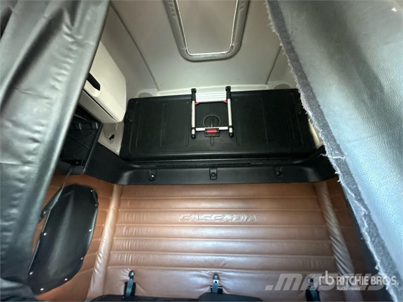 Freightliner Cascadia 126 6x4 T/A Sleeper Truck Tractor Седельные тягачи