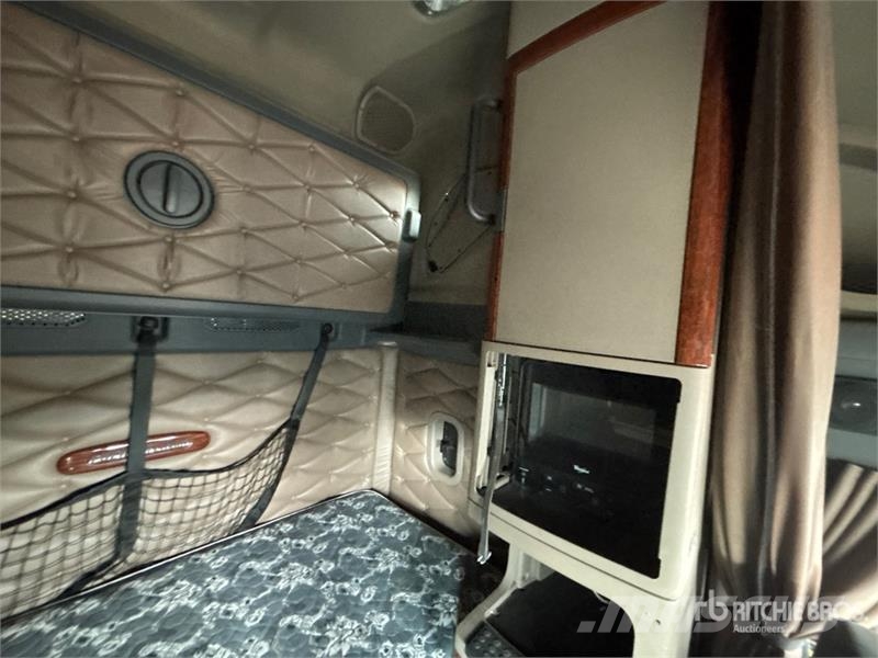 Freightliner Cascadia 125 6x4 T/A Sleeper Truck Tractor Vetopöytäautot