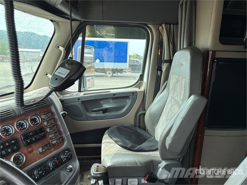 Freightliner Cascadia 125 6x4 T/A Sleeper Truck Tractor Vetopöytäautot