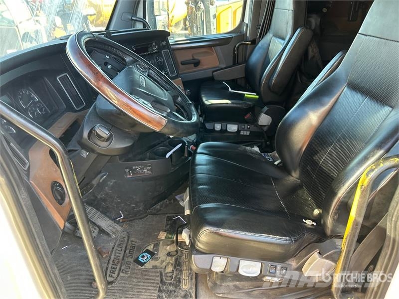 Freightliner Cascadia 126 6x4 T/A Sleeper Truck Tractor (Inoper Тягачі