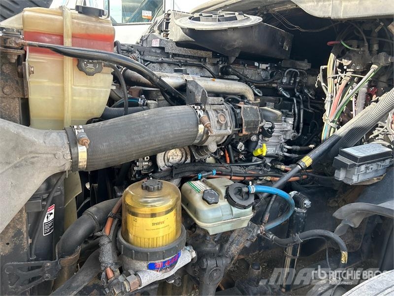 Freightliner Cascadia 125 6x4 T/A Sleeper Truck Tractor (Inoper Sattelzugmaschinen