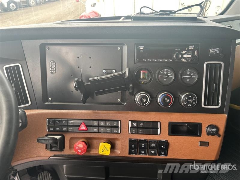 Freightliner Cascadia 126 6x4 T/A Sleeper Truck Tractor 牵引车