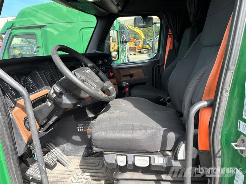 Freightliner Cascadia 126 6x4 T/A Sleeper Truck Tractor Тягачі