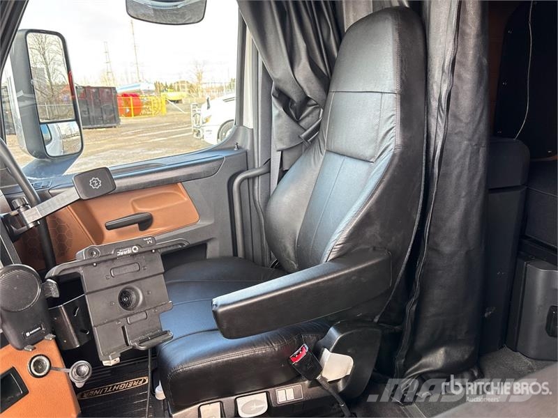 Freightliner Cascadia 126 6x4 T/A Sleeper Truck Tractor Тягачі
