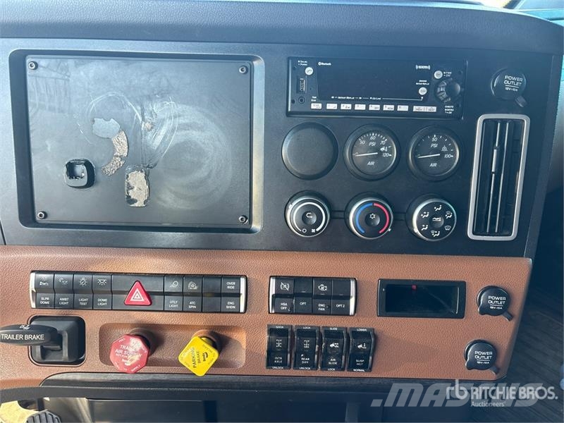 Freightliner Cascadia 126 6x4 T/A Sleeper Truck Tractor Tractor Units