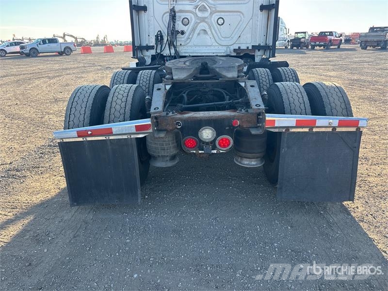 Freightliner Cascadia 126 6x4 T/A Sleeper Truck Tractor Седельные тягачи