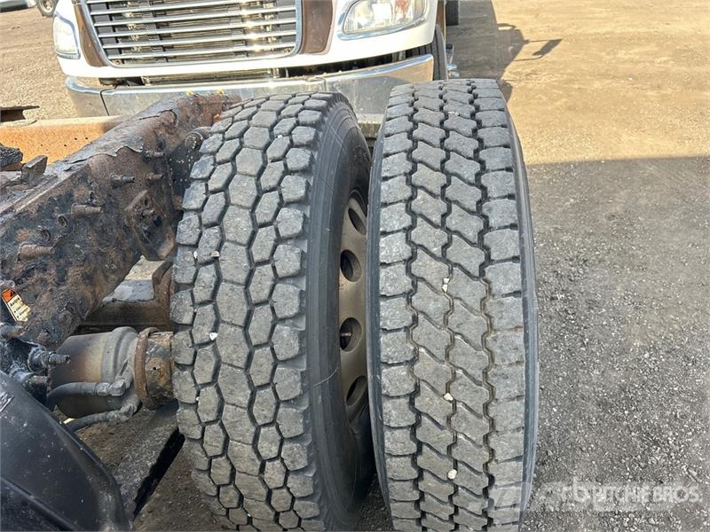 Freightliner Cascadia 125 6x2 T/A Sleeper Truck Tractor وحدات الجر