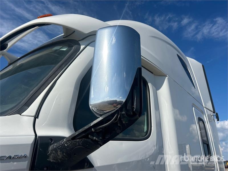 Freightliner Cascadia 126 6x4 T/A Sleeper Truck Tractor (Inoper Tegljači