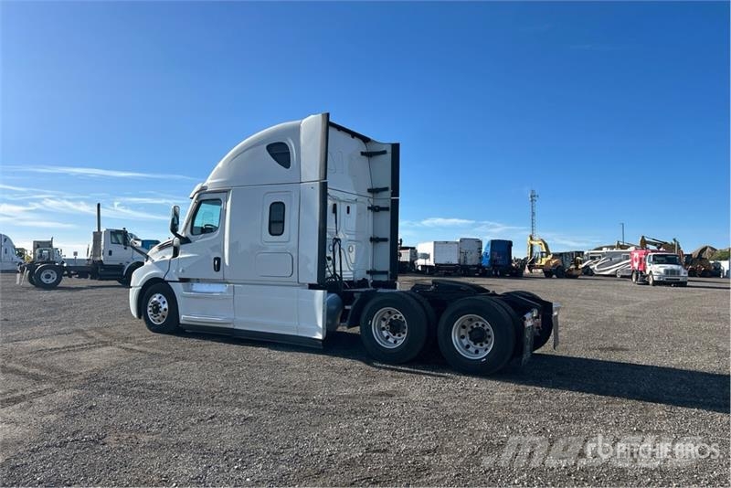 Freightliner Cascadia 126 6x4 T/A Sleeper Truck Tractor Седельные тягачи