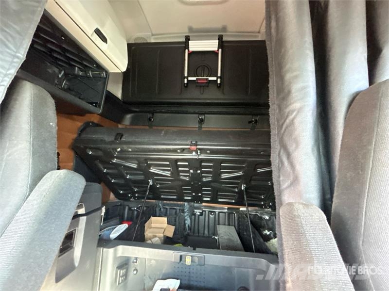 Freightliner Cascadia 126 6x4 T/A Sleeper Truck Tractor Cabezas tractoras