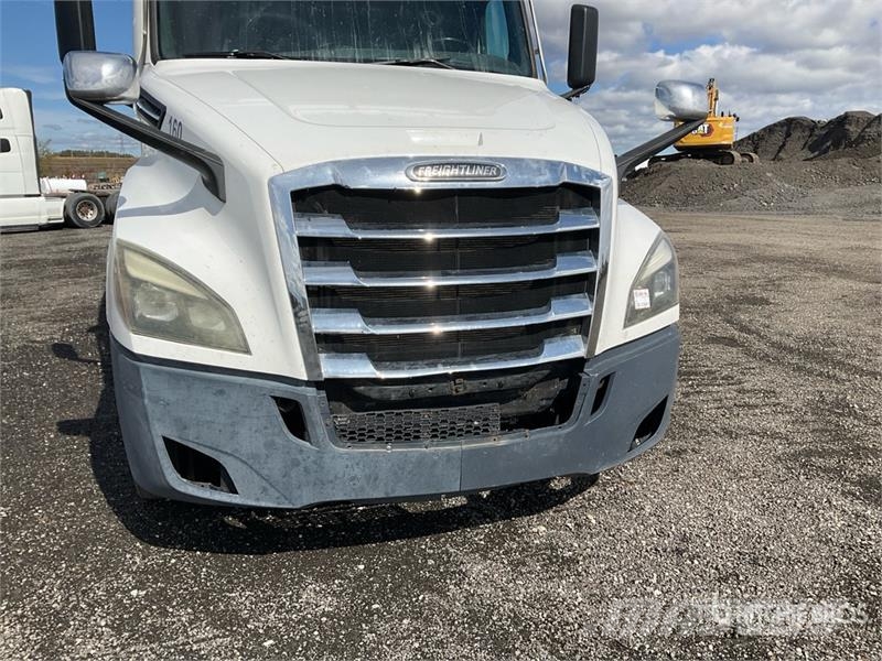 Freightliner Cascadia 126 6x4 T/A Sleeper Truck Tractor Vlačilci