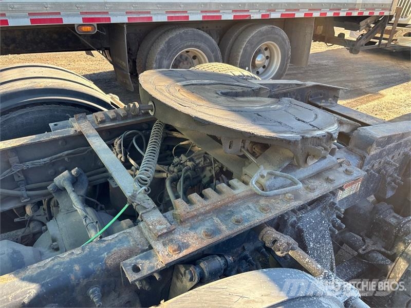 Freightliner Cascadia 126 6x4 T/A Sleeper Truck Tractor Sattelzugmaschinen
