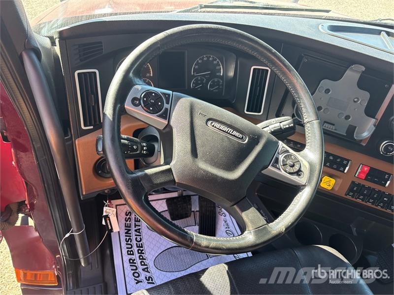 Freightliner Cascadia 126 6x4 T/A Sleeper Truck Tractor Vetopöytäautot