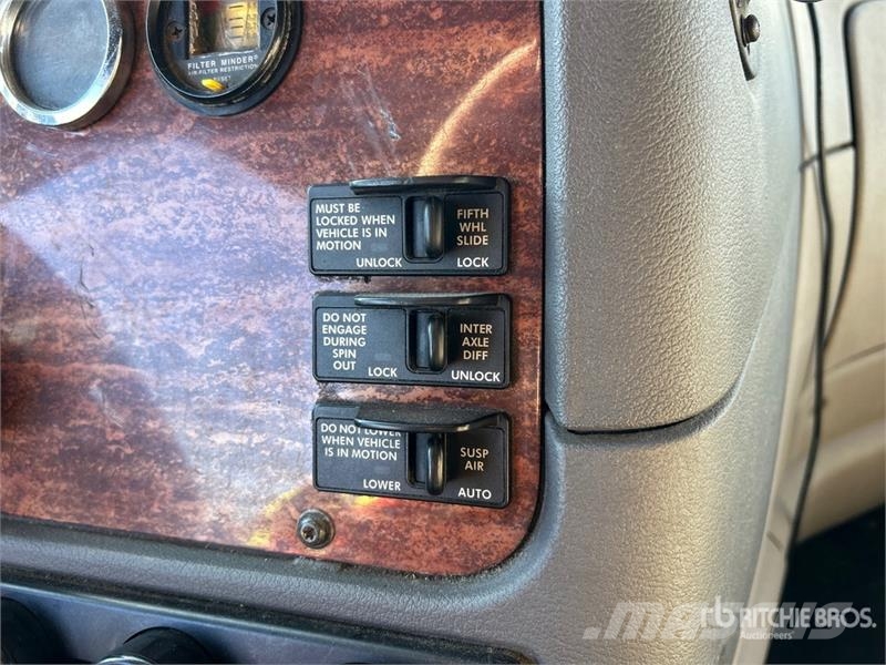 Freightliner Cascadia 125 6x4 T/A Sleeper Truck Tractor Тягачі