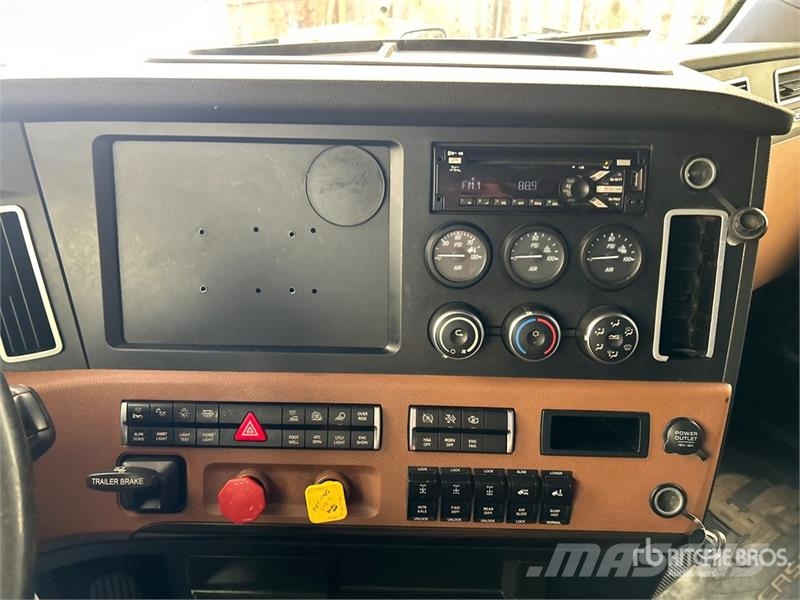 Freightliner Cascadia 126 6x4 T/A Sleeper Truck Tractor Camiones tractor