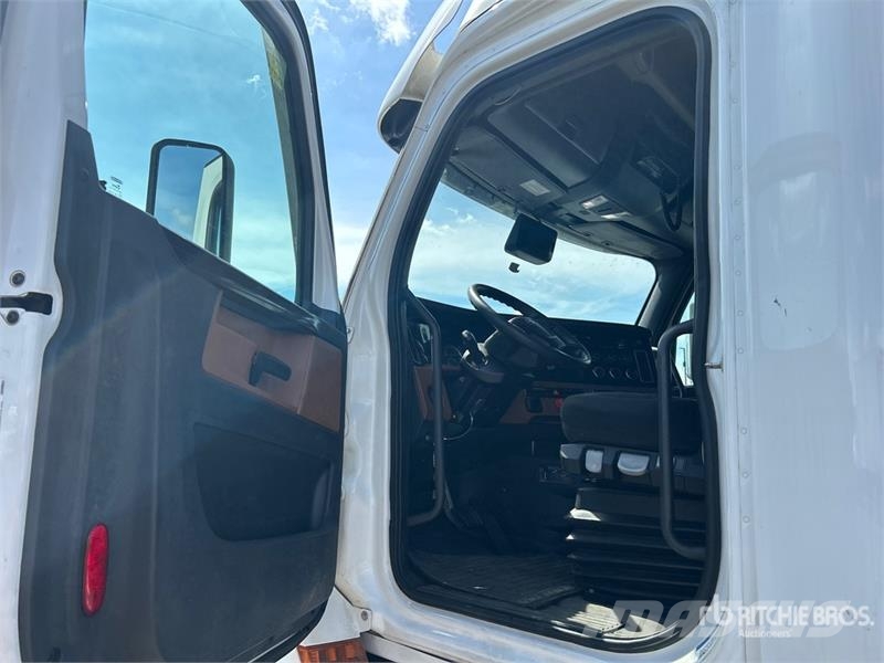 Freightliner Cascadia 126 6x4 T/A Sleeper Truck Tractor 曳引機組件