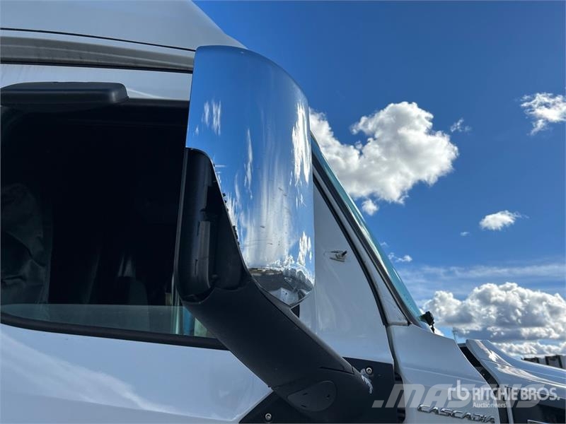 Freightliner Cascadia 126 6x4 T/A Sleeper Truck Tractor Cabezas tractoras