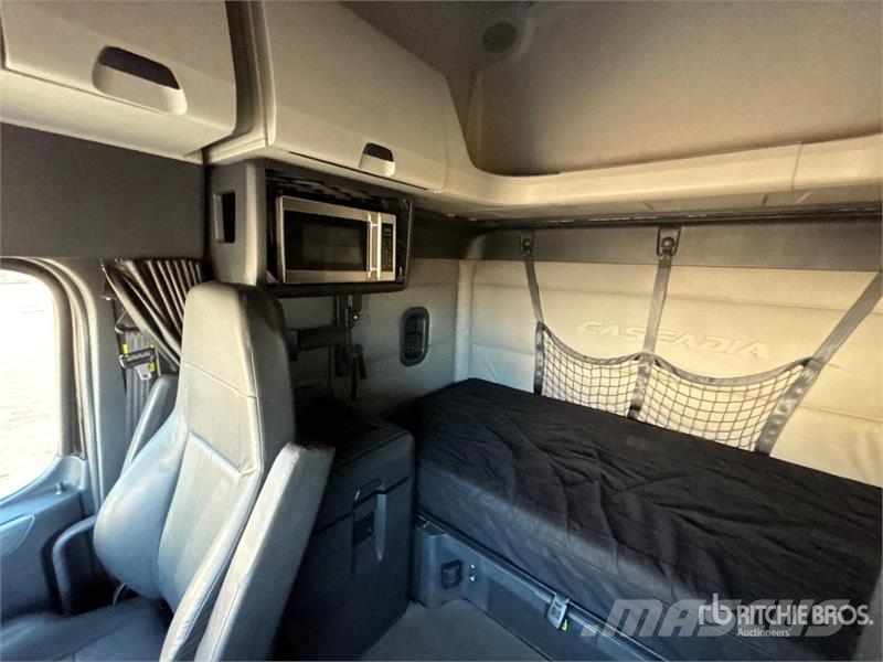 Freightliner Cascadia 126 6x4 T/A Sleeper Truck Tractor Tegljači