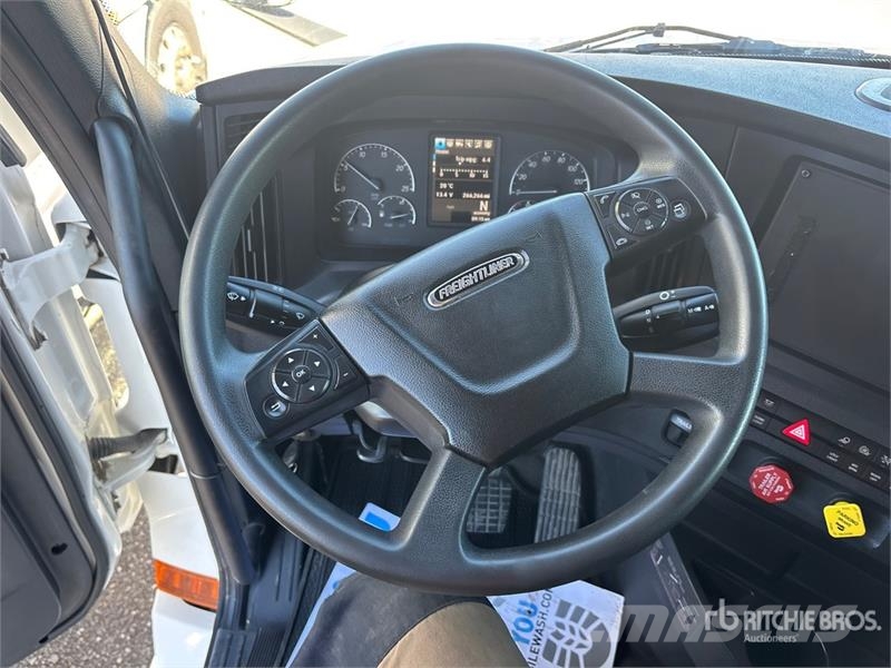 Freightliner Cascadia 126 6x4 T/A Sleeper Truck Tractor Тягачі