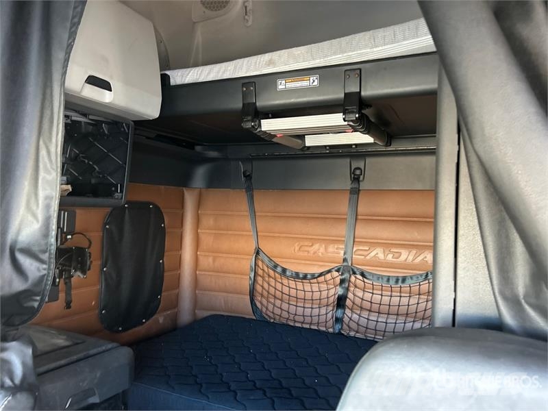 Freightliner Cascadia 126 6x4 T/A Sleeper Truck Tractor (Inoper Тягачі