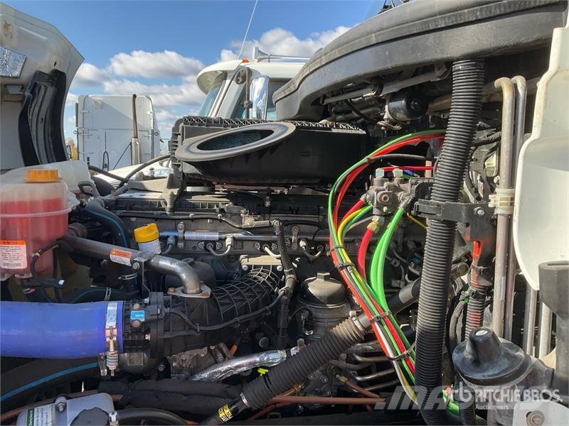 Freightliner Cascadia 126 6x4 T/A Sleeper Truck Tractor وحدات الجر