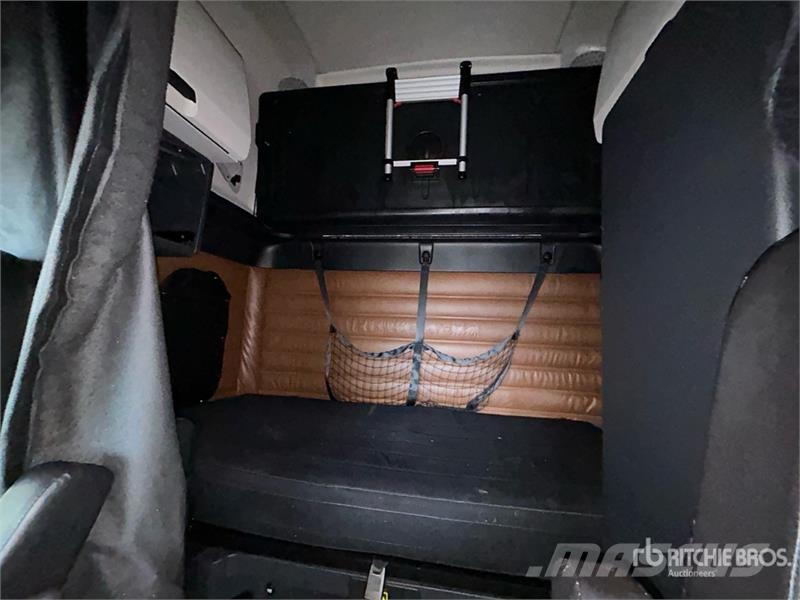 Freightliner Cascadia 126 Truck Tractor Units