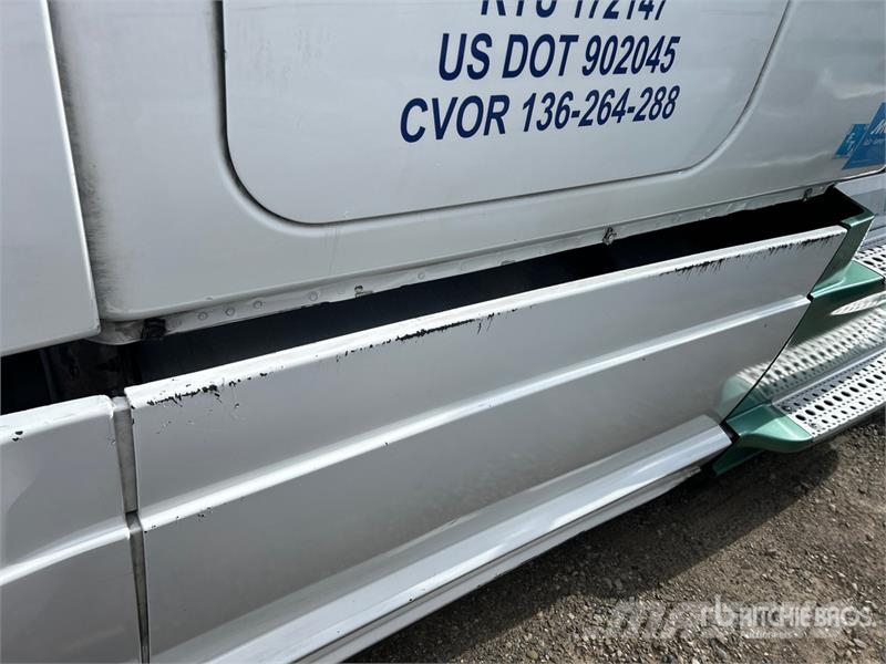 Freightliner Cascadia 125 6x4 T/A Sleeper Truck Tractor (Inoper Sattelzugmaschinen